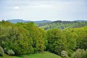 Le mont Bessou (à gauche) depuis Davignac