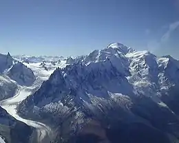 Panorama sur le versant nord du massif du mont Blanc.