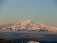 Vue du mont Blanc enneigé au-dessus des nuages