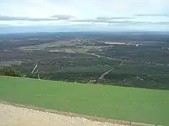 Rénovation de l'aire de décollage orientale des parapentes. Vue au fond un peu à gauche sur le mont Ventoux.