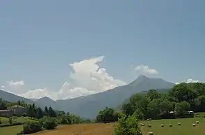 Le Pic de Cagire est très visible du fait de sa position avancée par rapport à la chaîne pyrénéenne.