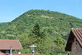 Vue du mont Châtel depuis le centre de Pressiat.