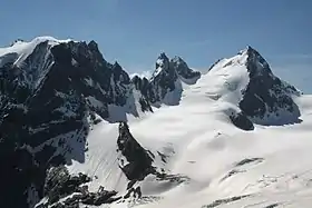 Vue de la Mitre de l'Évêque (au centre) avec l'Évêque (à droite) et le mont Collon (à gauche).