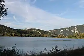 Le mont Gela (au centre), avec le plan d'eau de Cuchet au premier plan et le mont Tournier à droite.