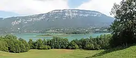 Vue du mont Grelle et du lac d'Aiguebelette.