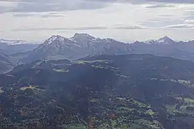 Vue du plateau de Beauregard (au centre) et de la pointe de Merdassier, de l'Étale et du mont Charvin (en arrière-plan de gauche à droite) depuis le mont Lachat au nord-ouest.