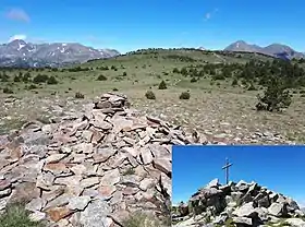 Le plateau du mont Llaret depuis le roc d'Aude (en médaillon : le sommet du mont, au point culminant du plateau).