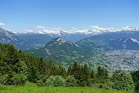 Vue du mont Orchez (second plan au centre) depuis le Môle, à l'ouest, avec le massif du Giffre enneigé (en arrière-plan).