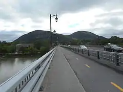 L'itinéraire de la route 229 emprunte le pont Jordi-Bonet entre Mont-Saint-Hilaire et Belœil.