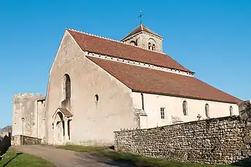 L'église devant le château