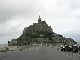 – Le Mont-Saint-Michel – vu depuis la grève
