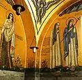 Mosaïques à l'intérieur de la chapelle des larmes représentant sainte Eugénie (à gauche) et l'abbesse Relinde et sainte Attale (à droite).
