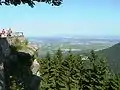 Vue sur la plaine depuis le mont Sainte-Odile. En bas au milieu des sapins l'hôtel Saint-Jacques et à droite l'abbaye en ruines de Niedermunster cachée par les arbres.