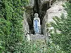 Grotte de Lourdes installée dans la roche en contrebas du couvent.