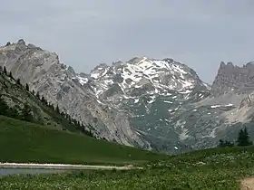 Vue de l'adret du mont Thabor depuis le lac Chavillon au col des Thures au sud-est.