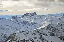 Au centre, vue du mont Thabor partiellement caché derrière le pic du Thabor.