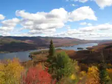 Mont Tremblant et lac du même nom à ses pieds, dans la portion sud de la chaîne des Laurentides