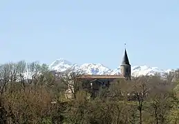 Église Saint-Hilaire-et-Sainte-Eulalie de Lara avec vue sur le mont Valier.