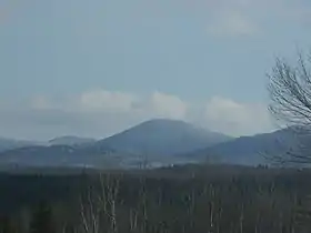 Vue du mont Van Dyke depuis la route 204 entre Frontenac et Audet (Québec).