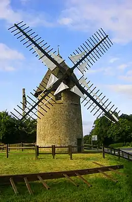 Moulin à vent dans les collines vendéennes