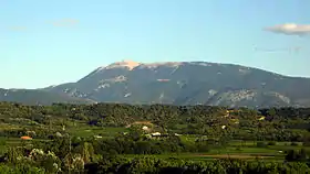 Vue de la face nord du mont Ventoux depuis les Baronnies.
