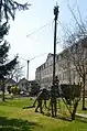 Photographie représentant des soldats français montant une antenne hertzienne