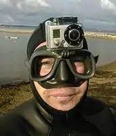 Une GoPro sur un masque de plongée.