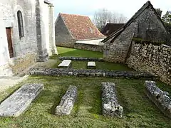 Tombes anciennes à côté de l'église.