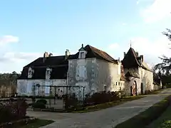 Vu depuis le nord-ouest. À gauche, la chartreuse.