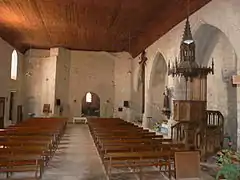 La chaire, la nef et les trois chapelles latérales du mur nord.