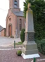 Le monument aux morts, près de l'église.