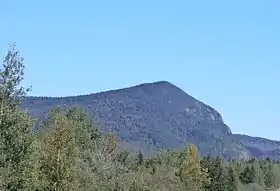 Vue de la montagne de Marbre depuis le rang 10 à Notre-Dame-des-Bois.
