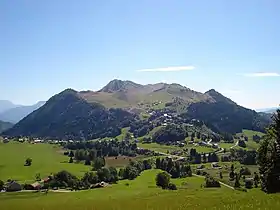 Vue du versant nord-est de la montagne d'Hirmentaz.