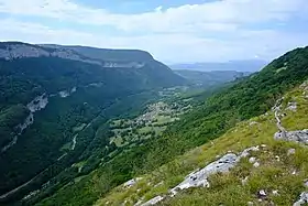 Vue de la cluse de Bange depuis l'extrémité méridionale du Semnoz à l'est avec la montagne de Bange en rive gauche du Chéran, le village d'Allèves dominé par les tours Saint-Jacques en rive droite et au loin l'Albanais.
