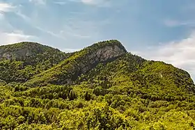 Vue sur la montagne de Bange depuis le pont de l'Abîme à Cusy.