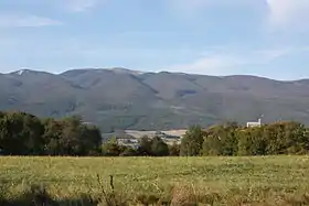 Vue sur la montagne de Lure depuis le village de Revest-Saint-Martin.