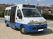 Photographie en couleurs d’un minibus du réseau Sibra.