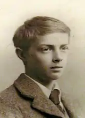 Photo en noir et blanc d'un adolescent