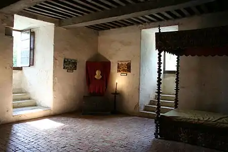 La chambre de Montaigne dans sa tour pourvue d’une cheminée et de deux fenêtres (les murs étaient autrefois richement peints).
