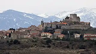 Le village sur fond de Canigou.