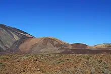 Série de dômes à côté du volcan.