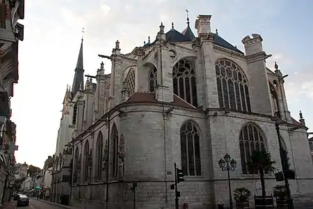 Vue vers le nord-ouest depuis le côté sud de la place Mirabeau. À gauche, la rue du Général Leclerc mène au château,,,,