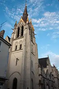 Le clocher-beffroi et sa flèche, vue sur l'angle sud-ouest depuis la rue du Général Leclerc