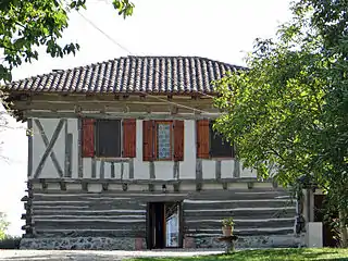 Montastruc - Maison à empilage de poutres d'Esquirol.