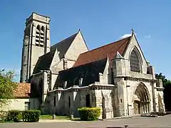 L'église depuis le nord-ouest. La partie du XIIe siècle est couverte de tuiles.
