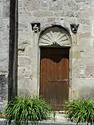 Porte de la façade sud de l'église.