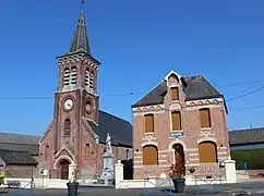 La place qui regroupe l'église, le monument aux morts et la mairie.