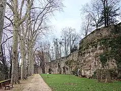 Promenade au pied de la première enceinte.