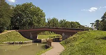 Le pont sur le canal latéral à la Garonne.