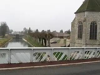 L'écluse et l'églisevues du pont de Salles.